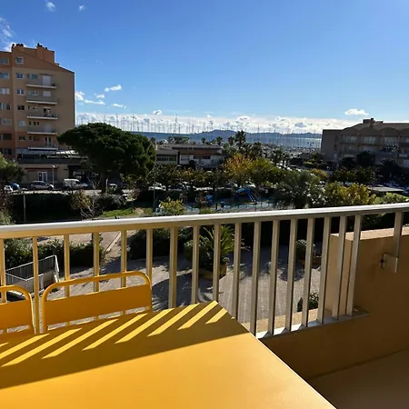 La Marine Hyeres, Sea-view Duplex شقة