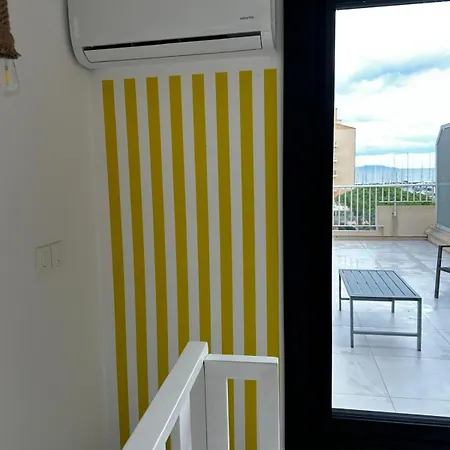La Marine Hyeres, Sea-view Duplex شقة