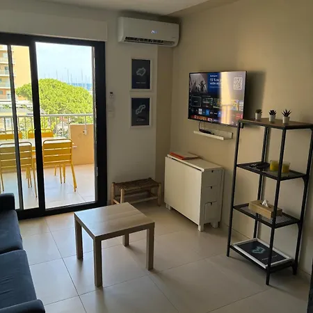 La Marine Hyeres, Sea-view Duplex شقة